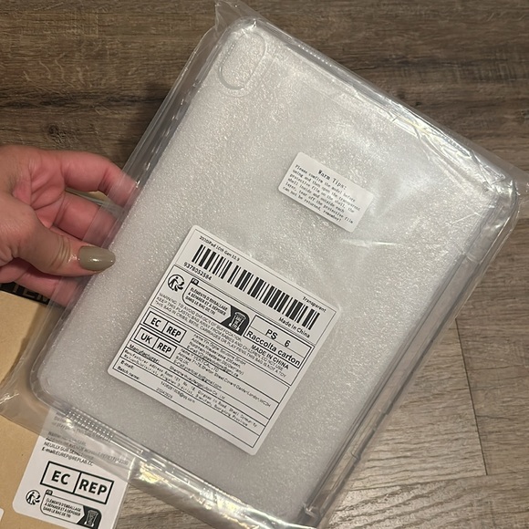 iPad 10th Gen 10.9 accessories - Picture 4 of 5